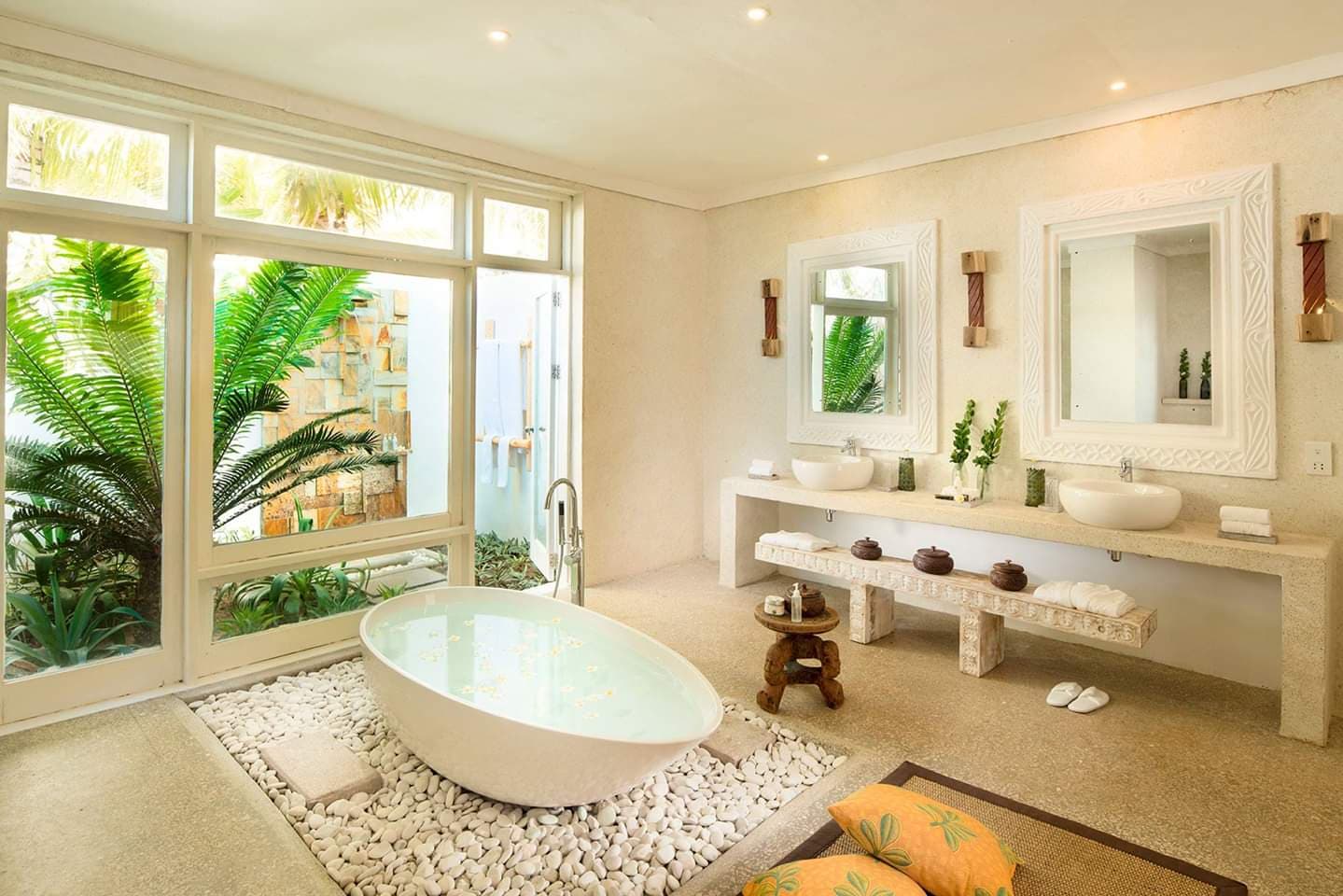 Constance Moofushi 4