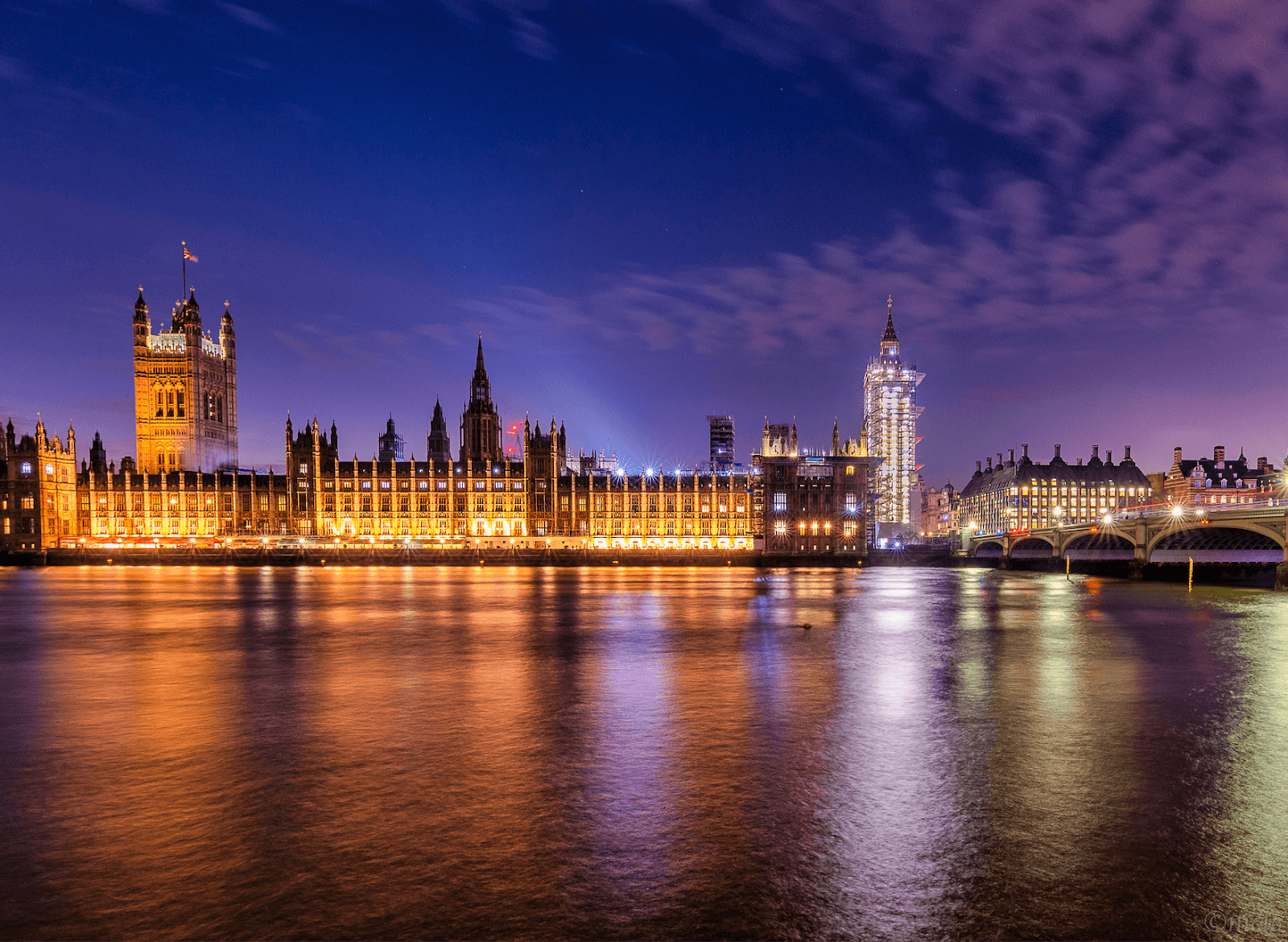 Iconic night view of the Palace of Westminster and Big Ben.