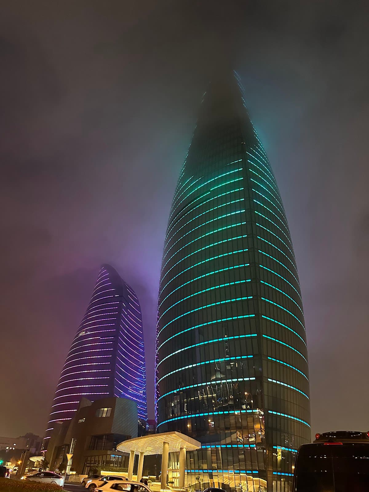 أبراج اللهب تتوهج بشاشات LED حيوية في الليل.