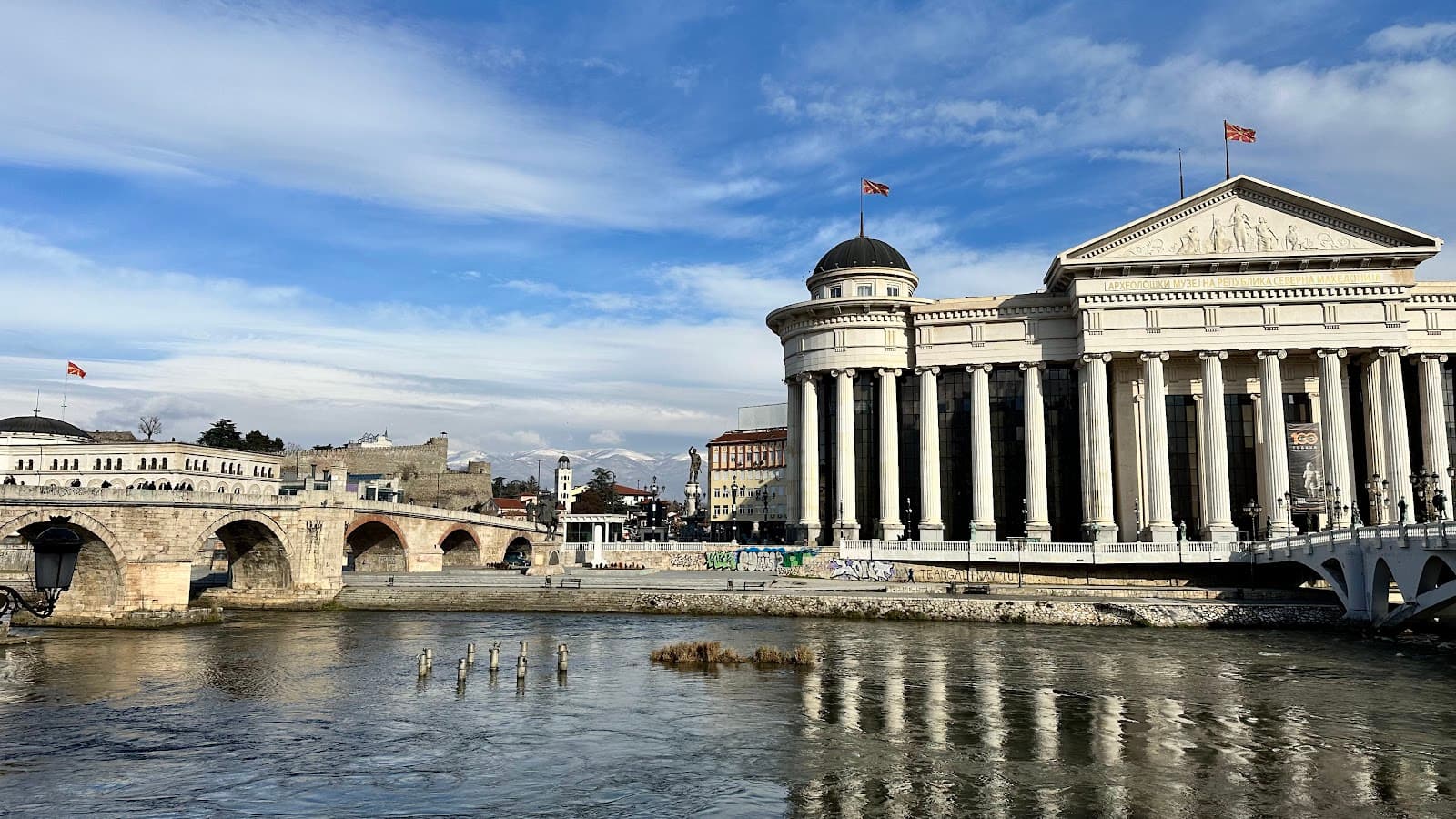 Clear daytime panorama of Stone Bridge and the museum.