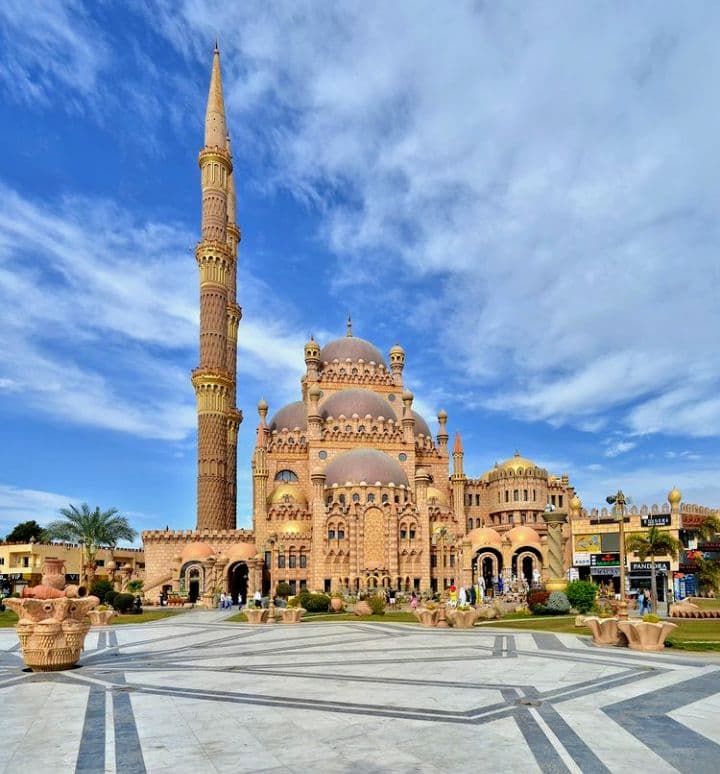 مسجد الصحابة المهيب في قلب السوق القديم.