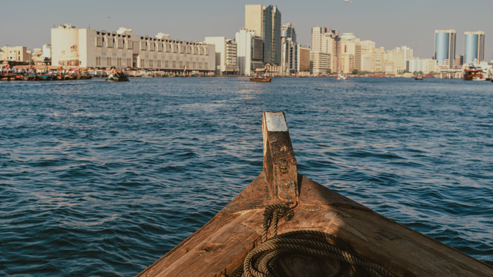 منظور من مقدمة قارب العبرة أثناء عبور خور دبي.